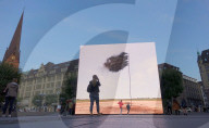 NEWS - Kunstinstallation des Künstlers John Gerrads auf dem Hamburger Rathausmarkt soll auf den Kohlendioxidausstoss aufmerksam machen