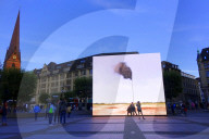 NEWS - Kunstinstallation des Künstlers John Gerrads auf dem Hamburger Rathausmarkt soll auf den Kohlendioxidausstoss aufmerksam machen