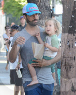 PREMIUM EXCLUSIVE Natalie Portman Enjoys Famly Breakfast As She Hopes Critics Warm Up To 'Lucy In The Sky'