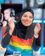 PEOPLE - Sinead O'Connor mit Kopftuch in britischer Morgensendung
