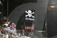 NEWS - Pyros am Derby zwischen dem HSV und St. Pauli in Hamburg