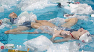 FEATURE - Machen auf Meerverschmutzung aufmerksam: Synchronschwimmerinnen im Plastkmüll