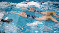 FEATURE - Machen auf Meerverschmutzung aufmerksam: Synchronschwimmerinnen im Plastkmüll