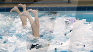 FEATURE - Machen auf Meerverschmutzung aufmerksam: Synchronschwimmerinnen im Plastkmüll