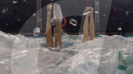 FEATURE - Machen auf Meerverschmutzung aufmerksam: Synchronschwimmerinnen im Plastkmüll