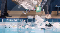 FEATURE - Machen auf Meerverschmutzung aufmerksam: Synchronschwimmerinnen im Plastkmüll