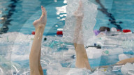 FEATURE - Machen auf Meerverschmutzung aufmerksam: Synchronschwimmerinnen im Plastkmüll