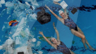 FEATURE - Machen auf Meerverschmutzung aufmerksam: Synchronschwimmerinnen im Plastkmüll
