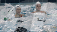 FEATURE - Machen auf Meerverschmutzung aufmerksam: Synchronschwimmerinnen im Plastkmüll