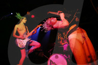 PEOPLE - Punk-Rock-Band The SoapGirls tritt halbnackt in Leicester auf