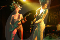 PEOPLE - Punk-Rock-Band The SoapGirls tritt halbnackt in Leicester auf