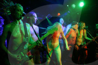 PEOPLE - Punk-Rock-Band The SoapGirls tritt halbnackt in Leicester auf