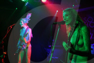 PEOPLE - Punk-Rock-Band The SoapGirls tritt halbnackt in Leicester auf