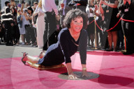 PEOPLE -  Dame Shirley Bassey verewigt ihre Händeabdrucke im Wembley park