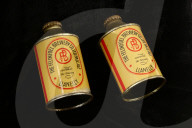 FEATURE - Teurer Spass: Zwei Bierdosen aus dem 2. Weltkrieg wurden bei einer Auktion für knapp 2500 Franken versteigert