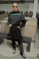 PEOPLE - Promis bei Modenschau von Mugler in Paris