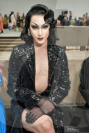 PEOPLE - Promis bei Modenschau von Mugler in Paris