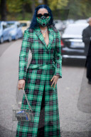 PEOPLE - Bloggerin Aleali May mit Design-Maske an der PFW