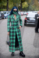 PEOPLE - Bloggerin Aleali May mit Design-Maske an der PFW