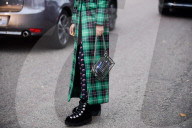 PEOPLE - Bloggerin Aleali May mit Design-Maske an der PFW