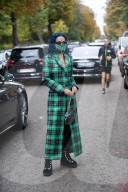 PEOPLE - Bloggerin Aleali May mit Design-Maske an der PFW