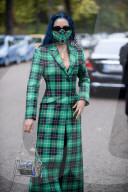 PEOPLE - Bloggerin Aleali May mit Design-Maske an der PFW