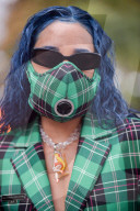 PEOPLE - Bloggerin Aleali May mit Design-Maske an der PFW