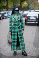 PEOPLE - Bloggerin Aleali May mit Design-Maske an der PFW