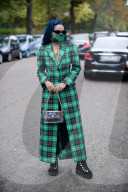 PEOPLE - Bloggerin Aleali May mit Design-Maske an der PFW