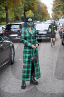 PEOPLE - Bloggerin Aleali May mit Design-Maske an der PFW