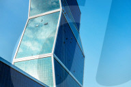 FEATURE - Fensterputzer an den ZigZag Towers in Doha