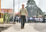 PEOPLE - Prinz Harry sitzt unter Diana-Baum in Angola