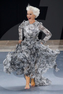 PEOPLE - Helen Mirren auf dem Laufsteg für L'Oreal in Paris