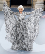 PEOPLE - Helen Mirren auf dem Laufsteg für L'Oreal in Paris