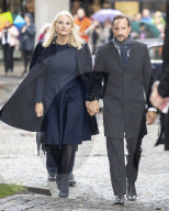 Mette-Marit und Haakon enthüllen die Eisernen Rosen zum Gedenken an die Opfer des Anschlags auf Utøya vor der Osloer Domkirche