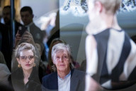 PEOPLE - Promis bei Modenschau voin Stella McCartney an der PFW