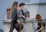 PEOPLE - Gigi Hadid bringt bei Chanel-Catwalk unbekannte Frau von der Bühne