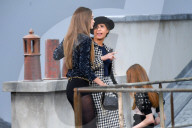 PEOPLE - Gigi Hadid bringt bei Chanel-Catwalk unbekannte Frau von der Bühne