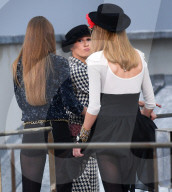 PEOPLE - Gigi Hadid bringt bei Chanel-Catwalk unbekannte Frau von der Bühne