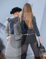 PEOPLE - Gigi Hadid bringt bei Chanel-Catwalk unbekannte Frau von der Bühne