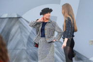 PEOPLE - Gigi Hadid bringt bei Chanel-Catwalk unbekannte Frau von der Bühne