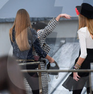 PEOPLE - Gigi Hadid bringt bei Chanel-Catwalk unbekannte Frau von der Bühne