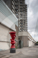 FEATURE - Briefkasten mit Knoten: Kunstinstallation von Alex Chinnek in GB