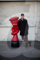 FEATURE - Briefkasten mit Knoten: Kunstinstallation von Alex Chinnek in GB