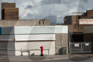 FEATURE - Briefkasten mit Knoten: Kunstinstallation von Alex Chinnek in GB