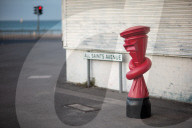 FEATURE - Briefkasten mit Knoten: Kunstinstallation von Alex Chinnek in GB