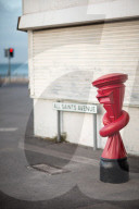 FEATURE - Briefkasten mit Knoten: Kunstinstallation von Alex Chinnek in GB
