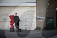 FEATURE - Briefkasten mit Knoten: Kunstinstallation von Alex Chinnek in GB
