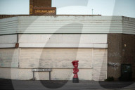 FEATURE - Briefkasten mit Knoten: Kunstinstallation von Alex Chinnek in GB