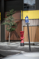 FEATURE - Briefkasten mit Knoten: Kunstinstallation von Alex Chinnek in GB